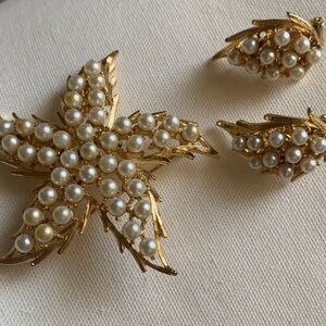 Signed Lisner starfish gold and Pearl Brooch Set. brooch and one pair earrings
